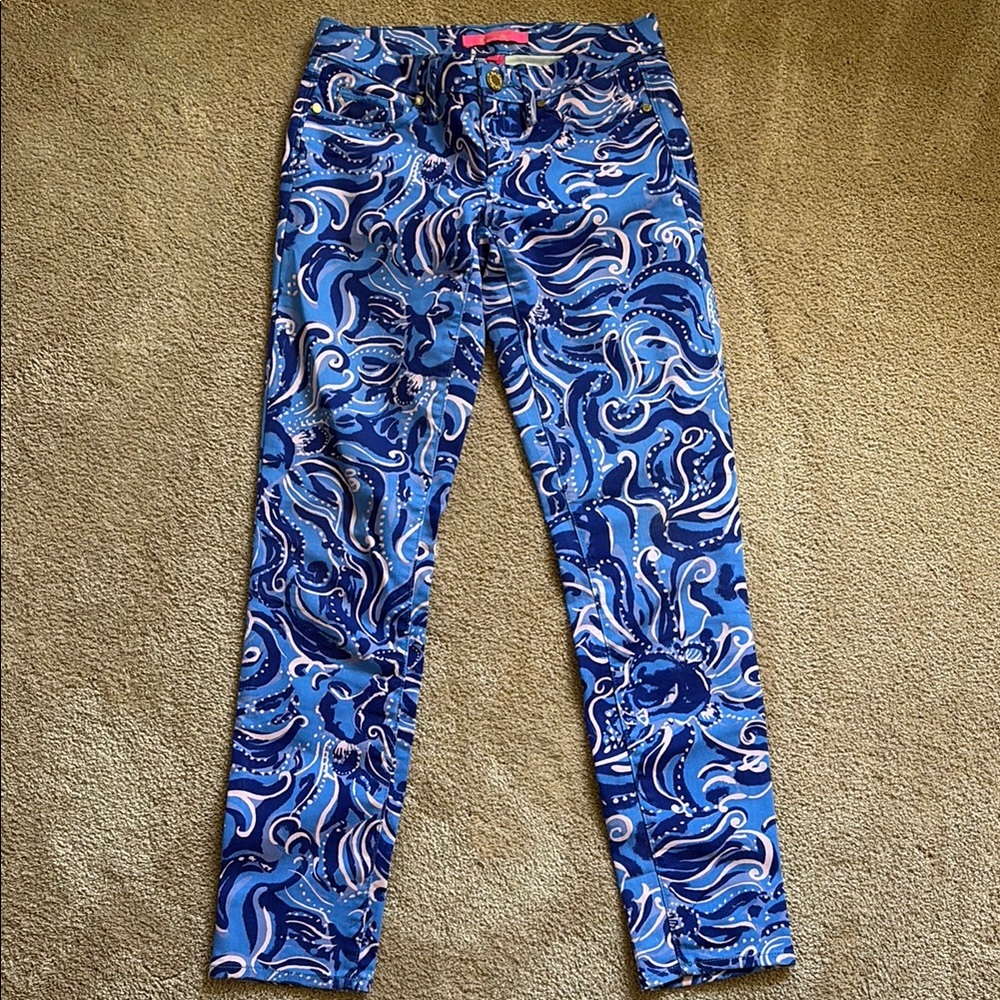Lilly Pulitzer Blue Skinny Jeans with Dynamic Swirl Pattern